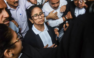হাইকোর্টে হাজিরার পর প্রশ্নের মুখে মমতার আইনজীবী পরিচয়