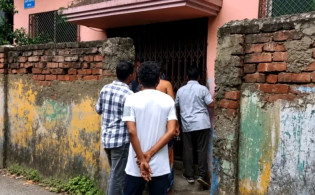 আত্মীয়ের বাসায় মিলল স্বামী-স্ত্রী ও শিশু সন্তানের লা/শ