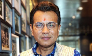 বাংলাদেশি শিল্পীদের নিয়ে নতুন বিতর্কে রুদ্রনীল ঘোষ