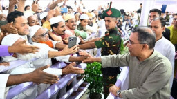 ঈদ নামাজ শেষে মুসল্লিদের সঙ্গে শুভেচ্ছা বিনিময় প্রধানমন্ত্রীর