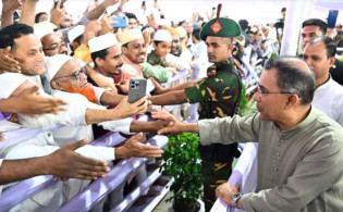 ঈদ নামাজ শেষে মুসল্লিদের সঙ্গে শুভেচ্ছা বিনিময় প্রধানমন্ত্রীর