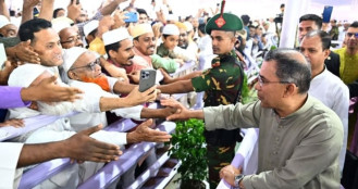 ঈদ নামাজ শেষে মুসল্লিদের সঙ্গে শুভেচ্ছা বিনিময় প্রধানমন্ত্রীর
