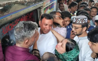 মাত্র ৬ ঘণ্টার মুক্তি, বাবার জানাজায় অঝোরে কাঁদলেন সাবেক সংসদ সদস্য