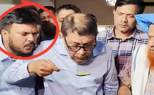 স্বাস্থ্যমন্ত্রীর চামচে ফুঁ দিয়ে ভাইরাল, জানা গেল সেই ব্যক্তির পরিচয়