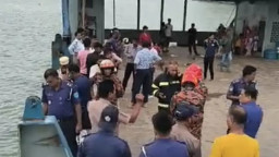 ফেরিঘাটে আবারও পদ্মা নদীতে পড়ল যাত্রীবাহী বাস