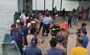 ফেরিঘাটে আবারও পদ্মা নদীতে পড়ল যাত্রীবাহী বাস