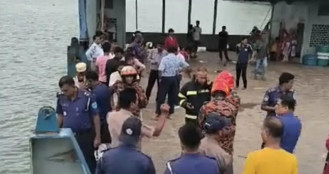 ফেরিঘাটে আবারও পদ্মা নদীতে পড়ল যাত্রীবাহী বাস