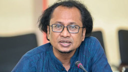 দেশে ফিরেই সাংবাদিকদের এড়িয়ে গেলেন উপদেষ্টা