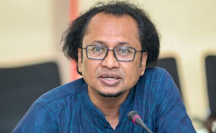 দেশে ফিরেই সাংবাদিকদের এড়িয়ে গেলেন উপদেষ্টা