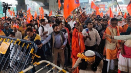 মঞ্চে ওঠার আগেই হামলা! এরপর যা করলেন সমর্থকেরা