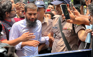 ছবি-ভিডিও ধারণের কারণ বলতে না পেরে বিপাকে যুবক