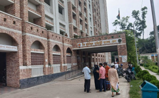 আদালতের আদেশ ভুল বুঝে এজলাসে তরল পদার্থ পান