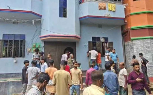 একই পরিবারের ৩ জনকে গলা কেটে হত্যা, আহত ১