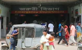 বনানীতে একই পরিবারের ৩ জনকে কুপিয়ে আহত