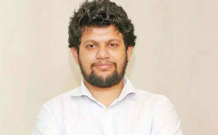 রাজনৈতিক সমীকরণ নিয়ে মাহফুজ আলমের আলোচিত পোস্ট
