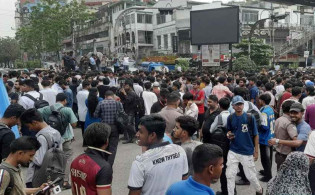 ‘তুমি কে, আমি কে—ফার্মের মুরগি’