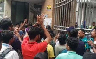 এইচএসসি আন্দোলনে নতুন মোড়, সংসদের সামনে যা ঘটল