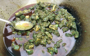 রান্না করতে গিয়ে গরুর মাংস মুহূর্তেই সবুজ, এরপর যা হলো