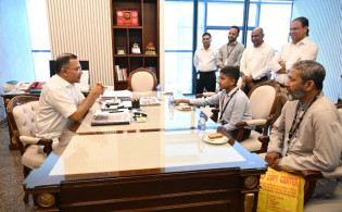 সেই তাহসিন এবার প্রধানমন্ত্রীর কার্যালয়ে, যা উপহার পেল ছোট্ট কিশোর