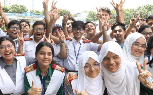ঢাকা এগিয়ে, সবচেয়ে পিছিয়ে যে বোর্ড—এসএসসির ফলাফলে চমক