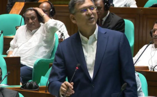 কড়া বক্তব্যের পরই বদলে গেল সুর, সংসদে স্বরাষ্ট্রমন্ত্রীর হাসি