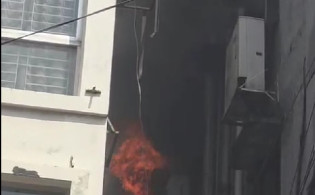 ধানমন্ডিতে এপেক্স শোরুমে ভয়াবহ আগুন