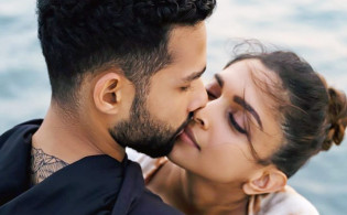 পুরুষদের ৫ মিনিট জড়িয়ে ধরলেই ৯০০ টাকা! 