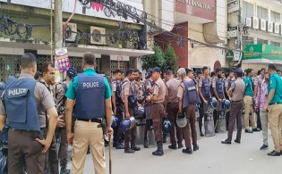 ইসলামী ব্যাংকের সামনে মুখোমুখি দুই পক্ষ, সোমবারও কর্মসূচির ঘোষণা