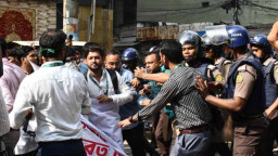 ইসলামী ব্যাংকের সামনে দুই পক্ষের সংঘর্ষ, আহত গ্রাহক ফোরামের সেক্রেটারি