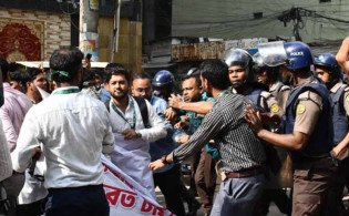 ইসলামী ব্যাংকের সামনে দুই পক্ষের সংঘর্ষ, আহত গ্রাহক ফোরামের সেক্রেটারি