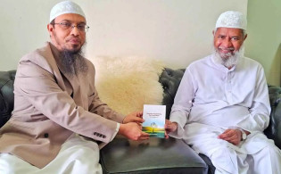 জাকির নায়েককে যে বই উপহার দিলেন শায়খ আহমাদুল্লাহ