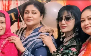 সিনেমার সোনালী তারকাদের আবেগঘন আড্ডা
