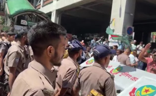 সচিবালয় অভিমুখে ইসলামী ব্যাংকের চাকরিচ্যুত কর্মকর্তারা