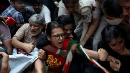 পোশাক টেনে অপমান ও মারধরের অভিযোগ নিয়ে নতুন বিতর্ক