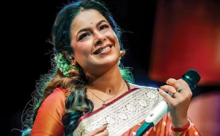 বিমানবন্দরে জনপ্রিয় সংগীতশিল্পীকে ধাক্কা