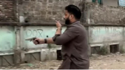 অস্ত্র হাতে মাদকের আস্তানায় হানা দিলেন ইশরাক