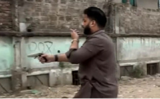 অস্ত্র হাতে মাদকের আস্তানায় হানা দিলেন ইশরাক
