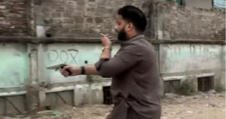 অস্ত্র হাতে মাদকের আস্তানায় হানা দিলেন ইশরাক