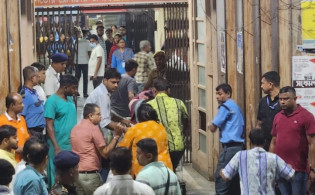 কলকাতায় পূজামণ্ডপে ভিড়ের চাপে পদদলিত হয়ে ১৭ জনের মৃত্যু
