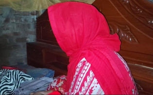 বিয়ের দাবি, বিচারকের বাড়িতে শিক্ষিকার অনশন