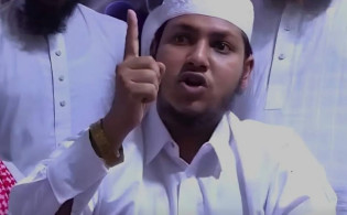 ‘অনেক বাচ্চাকে চুমু দিয়েছি, আমাকে মারার সাহস আছে?’