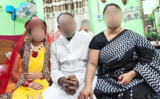 শ্যালিকাকে বিয়ে, মুখে চুনকালি মাখিয়ে যুবক ও দুই স্ত্রীকে গ্রামছাড়া